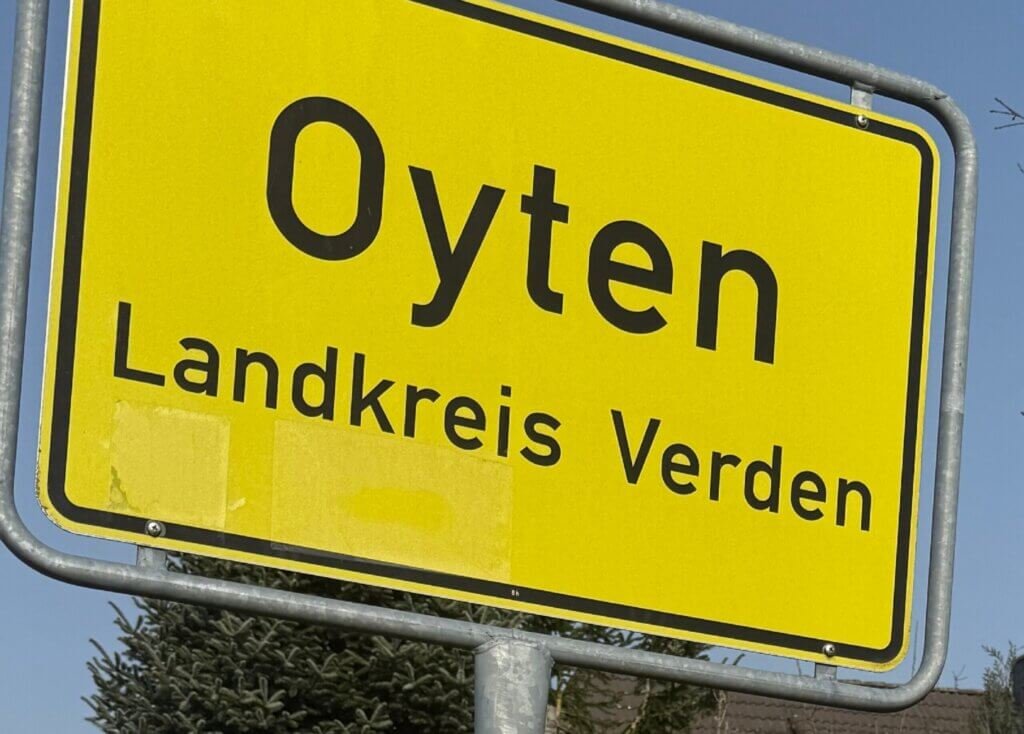 Marcus Neumann an der Ortstafel von Oyten – Bürgermeisterkandidat 2026